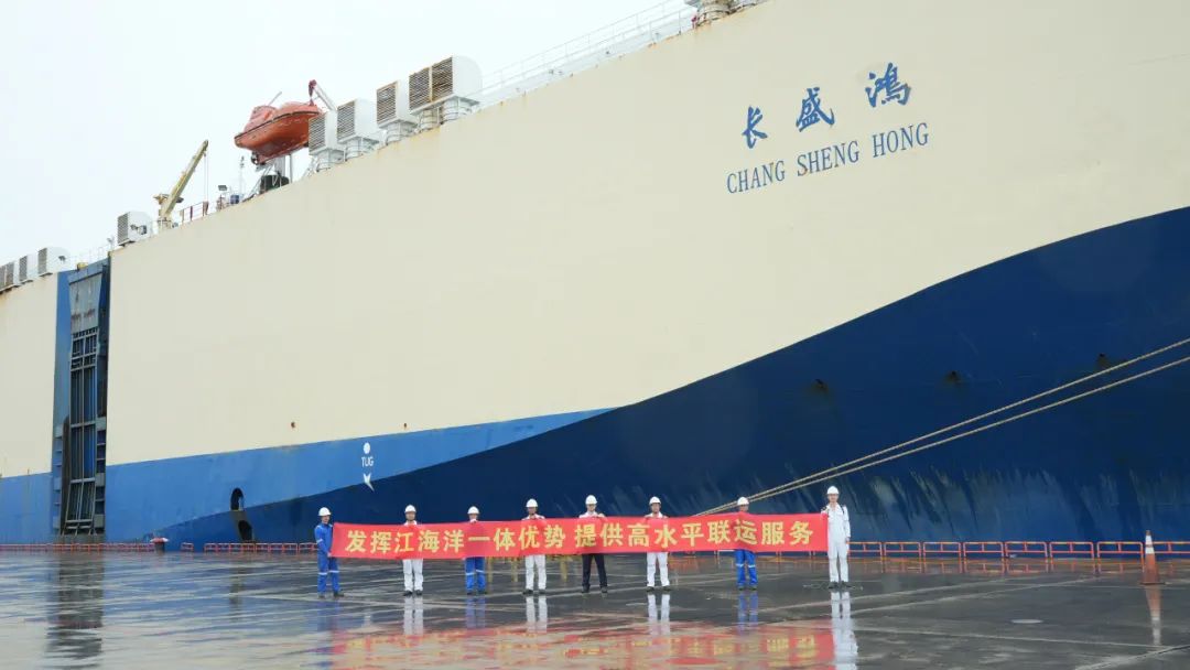 5月28日,566辆从湘江,长江水运至上海港口出海的中国品牌出口车,搭乘