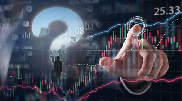 基金经理国晓雯管理的三只产品分别新增基金经理金振振,白鹏和江刘玮