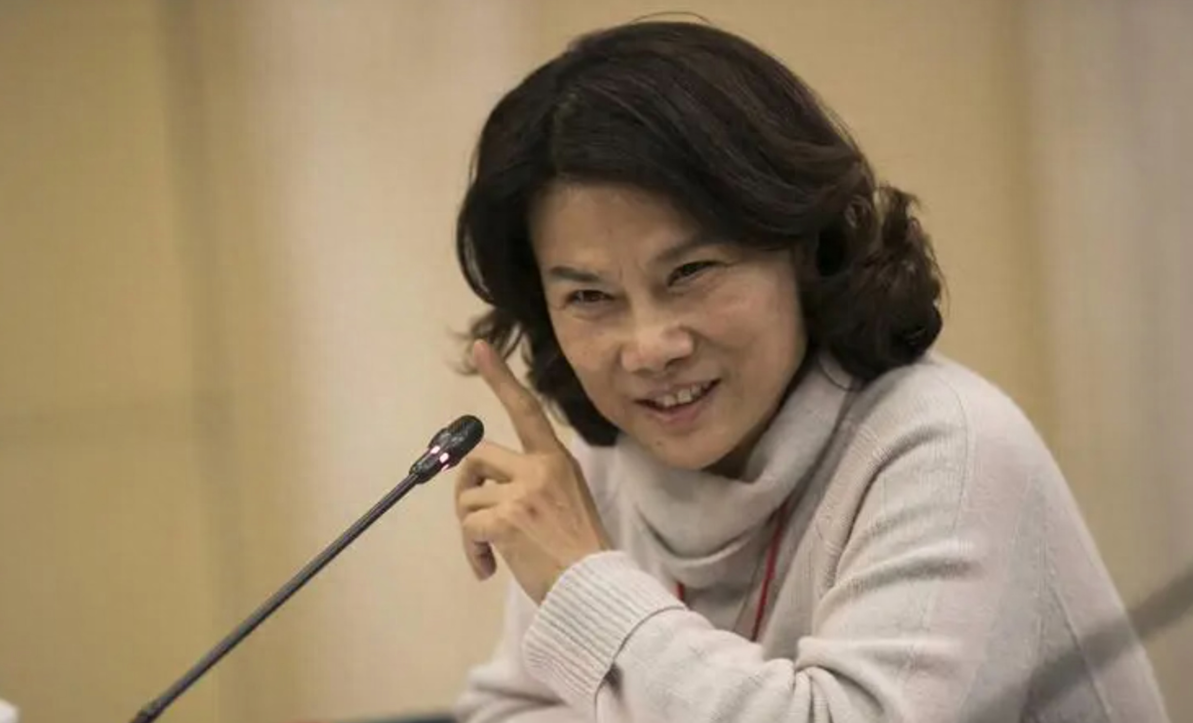 三十几年不休息很幸福?董明珠再次惹怒打工人