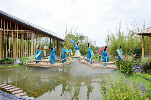 "真好,这个太和公园标准高,很漂亮吧!