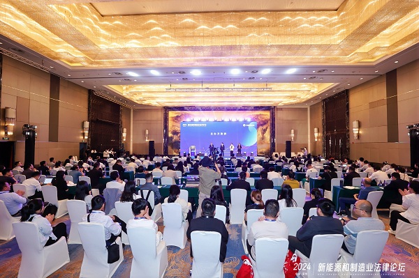 常州市发改委领导给现场法律人介绍了常州作为新能源之都的实践经验.