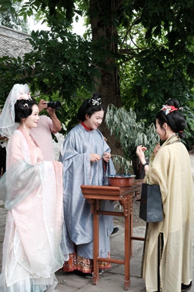 伊始,嘉宾们沐浴兰汤,以这一传统仪式开启雅集序幕,随后按照兴趣分组