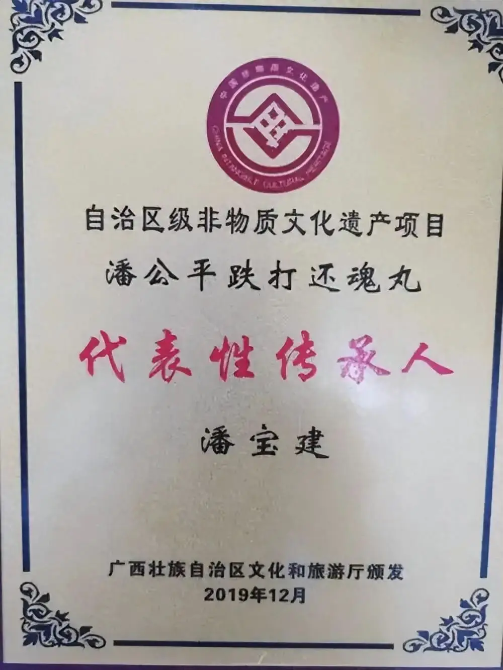 点燃艾绒或艾饼等艾制品,借助温和的热力熨皮肤表面,通过经络的传导
