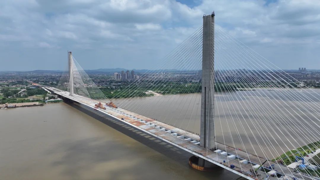 "湘江第一跨"杨梅洲大桥成功合龙中国船舶中船九院负责钢箱梁制作和
