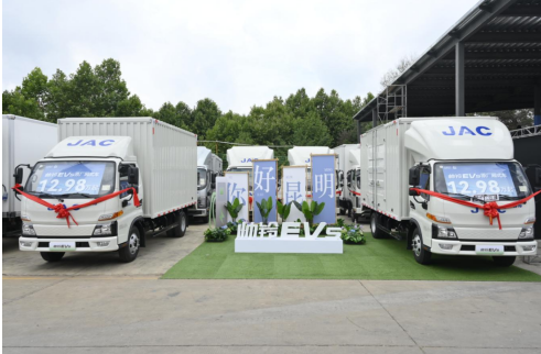 四季阳光的同时,昆明注重打造"绿色引擎",推动公共领域全面车辆电动化