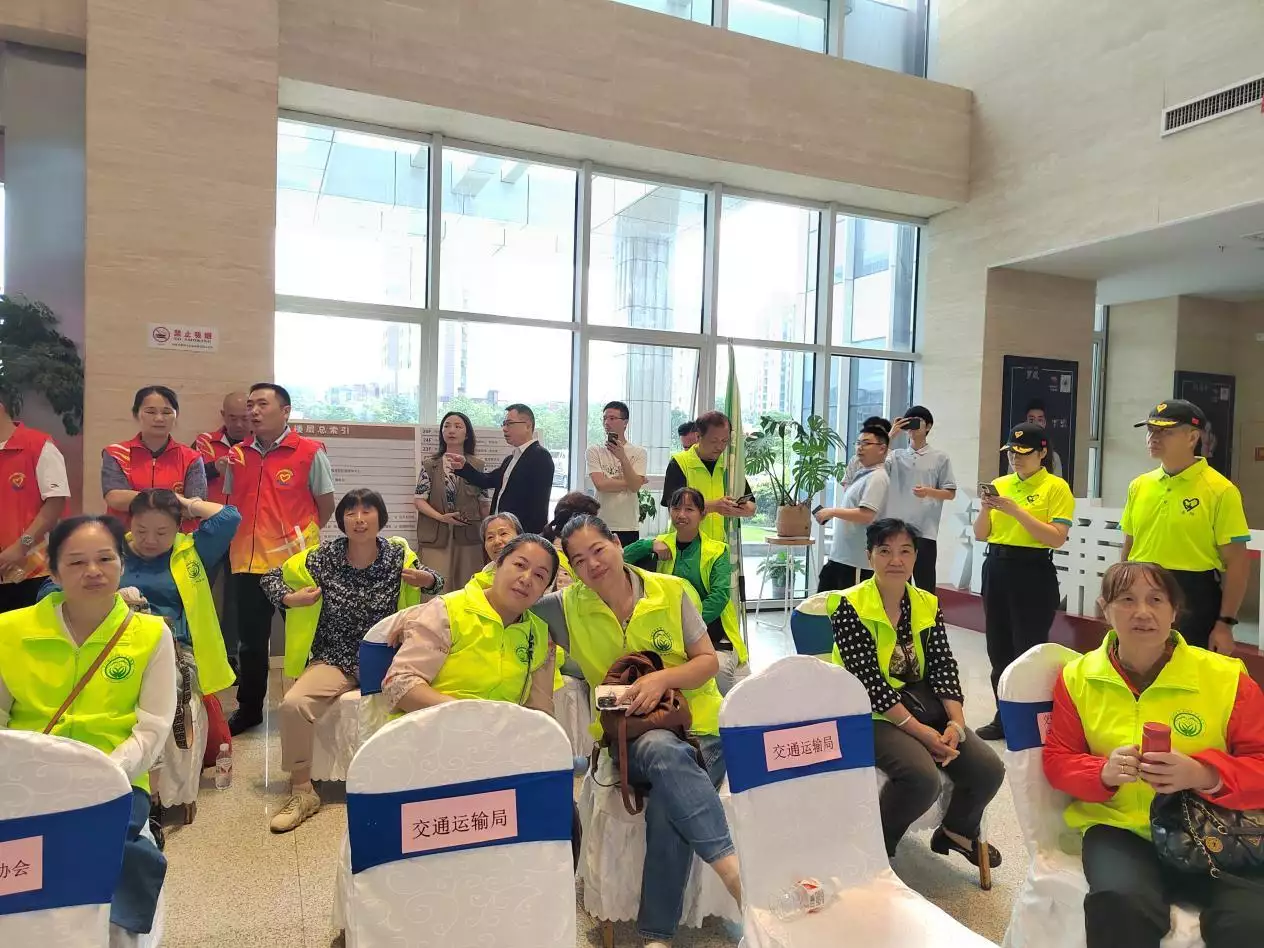 公安局交巡警支队等部门承办,是一次传承雷锋精神,服务社会的公益活动