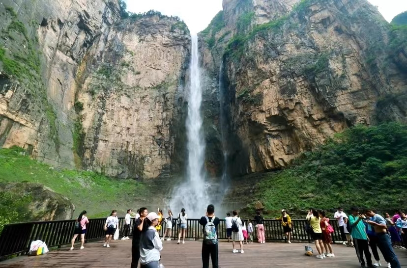 瀑布源头是水管,自然景区"搭售"人造景观,造假,忽悠还是无奈