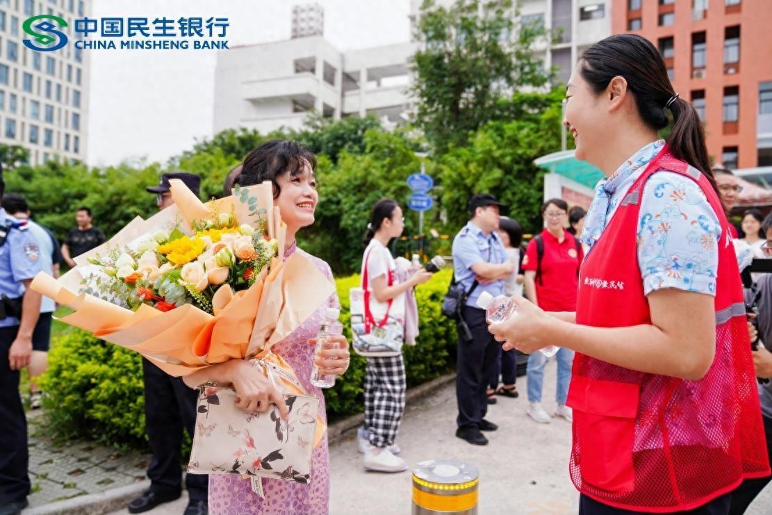 "阿姨,喝口水,放松放松心情,也可以到我们的红帐篷去歇歇脚.