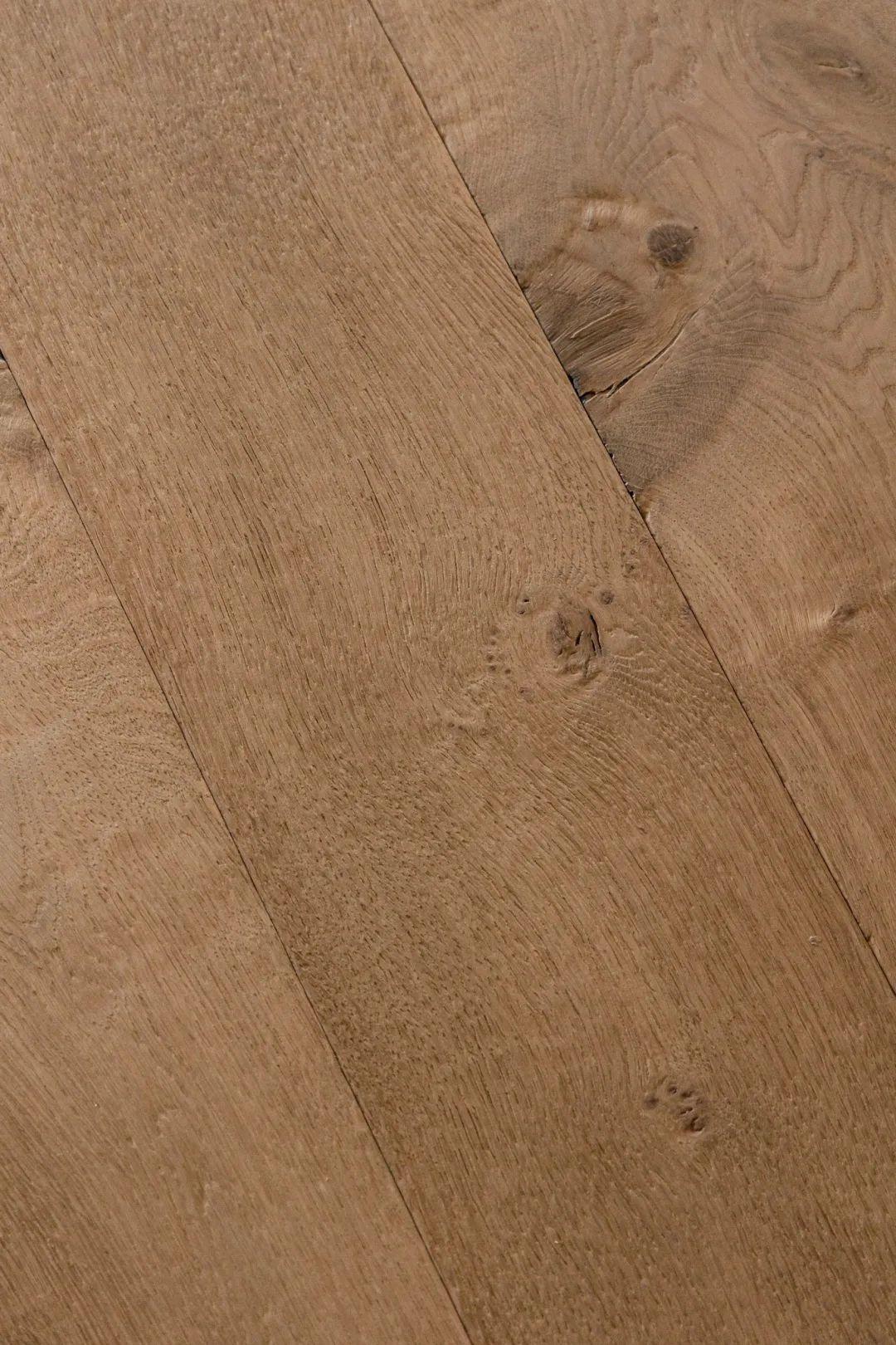 将木材本身的肌理自然呈现,同时以全新的拉丝工艺将水性漆面渗透木纹