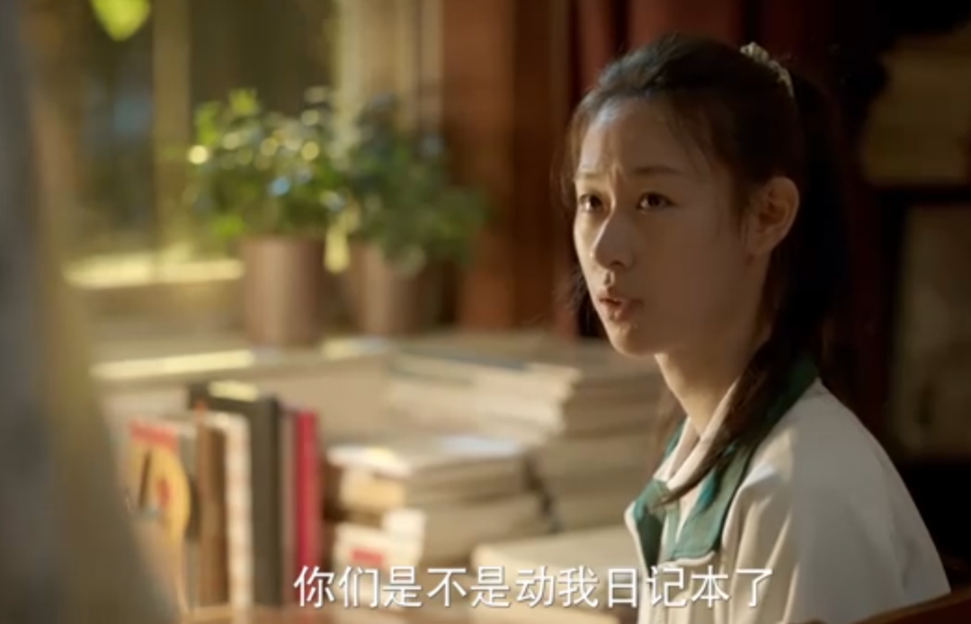 上周末,表姐让她帮忙拍几张掌,用来给从网上买的新衣服写评价.