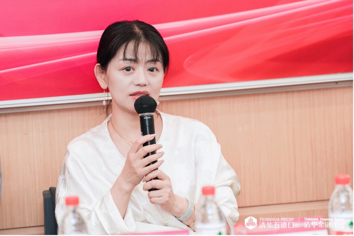 在圆桌对话上,瑞士再保险中国原总裁陈东辉主持对话,车车科技副总裁