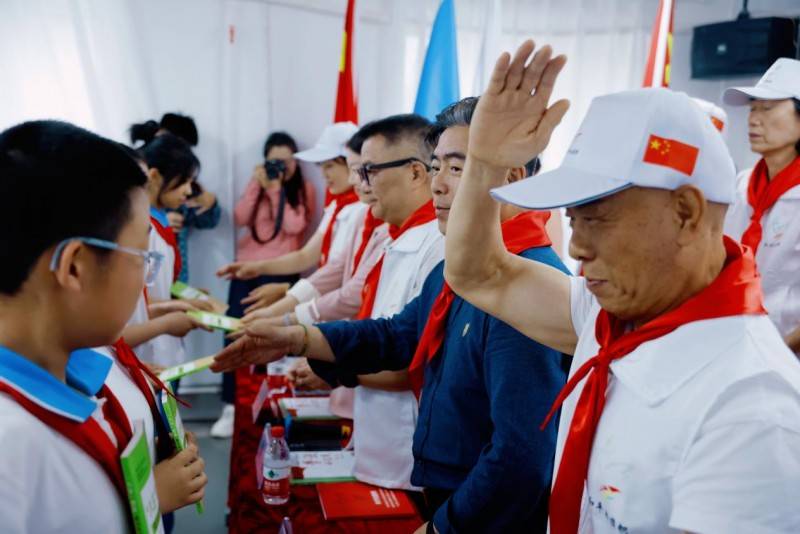 "和平的旗帜"暨《学法小公民》丛书捐赠活动走进哈尔滨香远中学