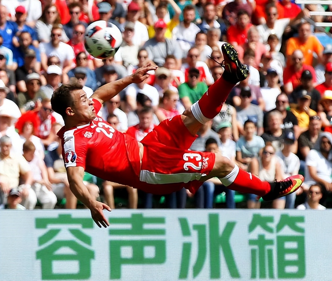 无巧不成书,当年沙奇里凌空倒钩破门的同时,容声冰箱的广告围挡就在球