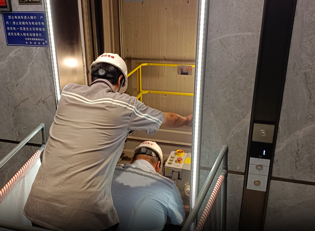 以演促练以练筑防孟春里社区联合永升物业服务九和府项目开展电梯应急