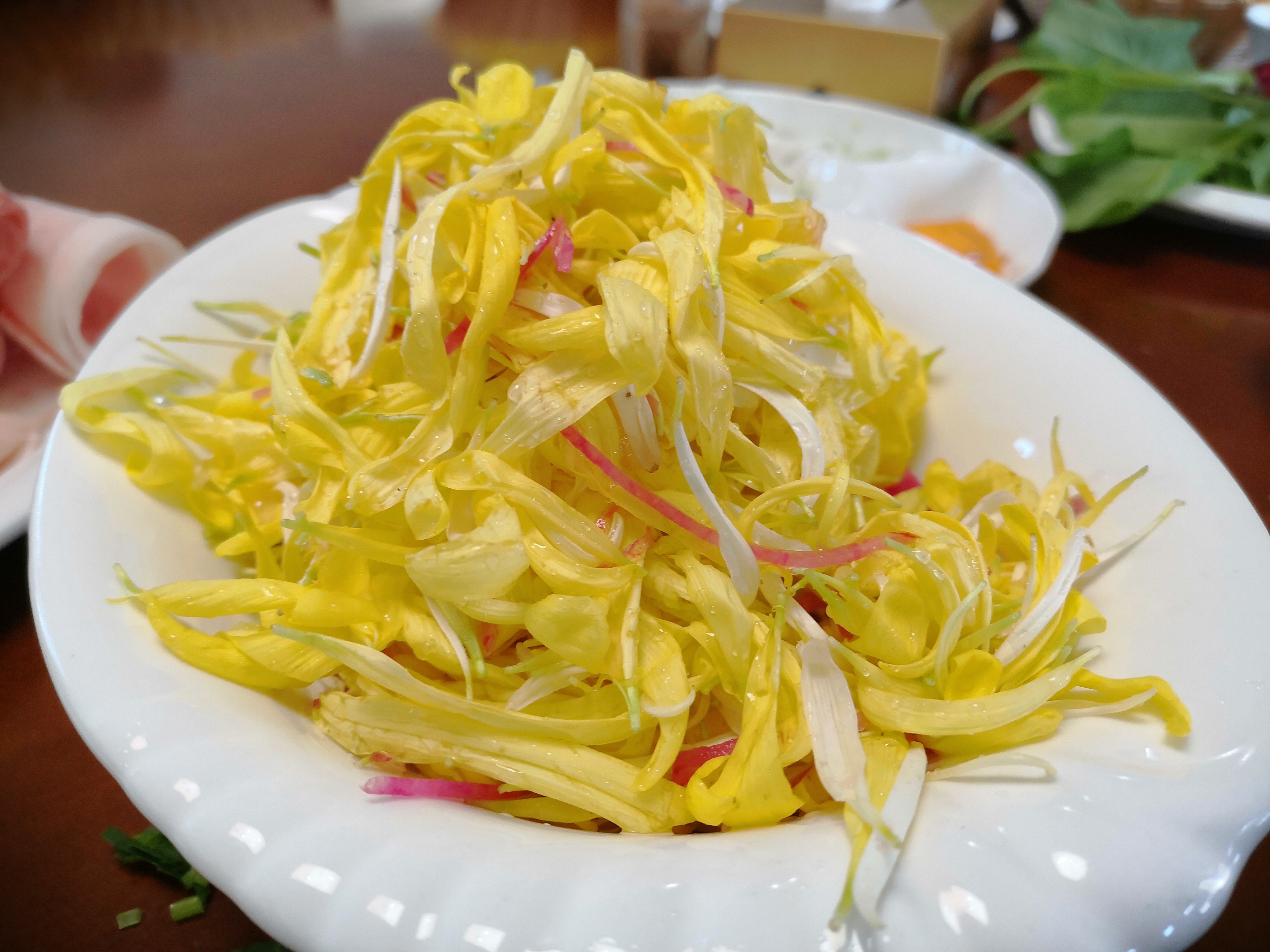 将菊花瓣摘下,点上点香油,香醋,即可上桌