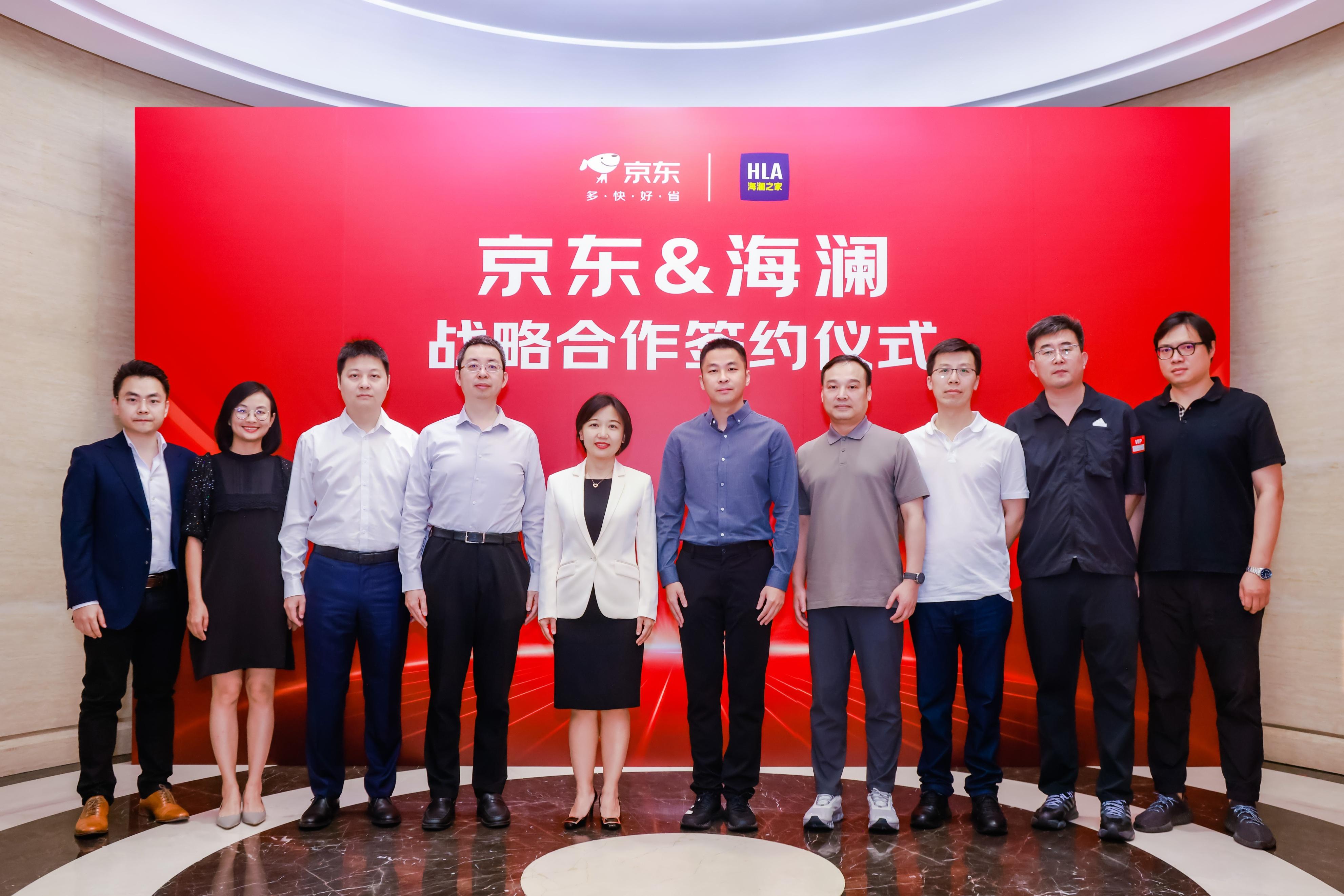 负责人孔祥莹,海澜之家集团董事长周立宸等嘉宾共同出席见证重要时刻