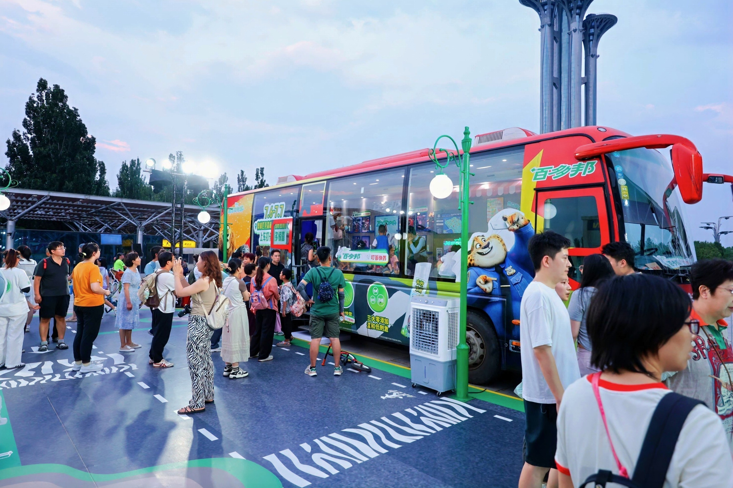 定制巴士巡游,品牌周边放送 叮当快药&百多邦携迪士尼超级ip燃爆今夏