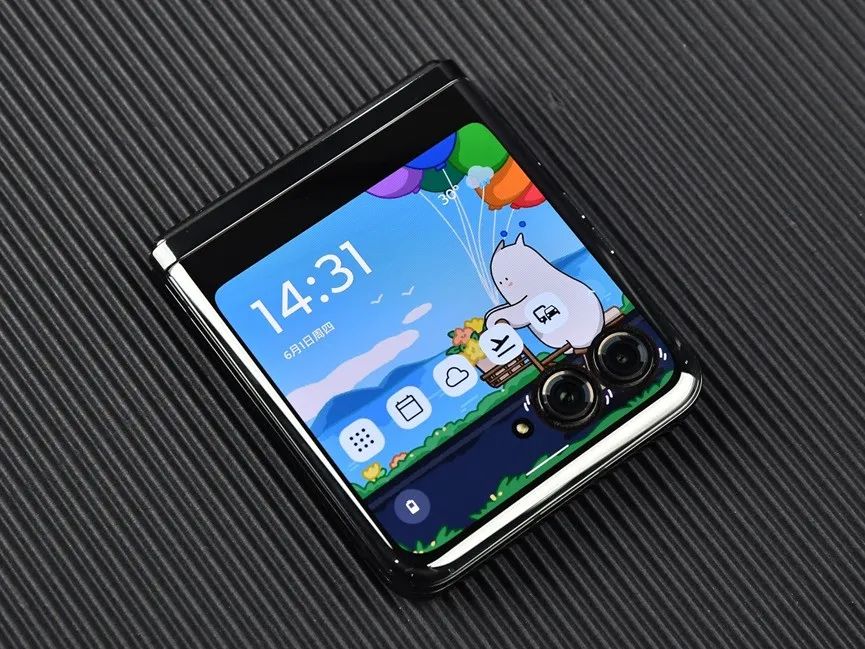 小折新纪元:联想moto razr 50 ultra ai元启评测