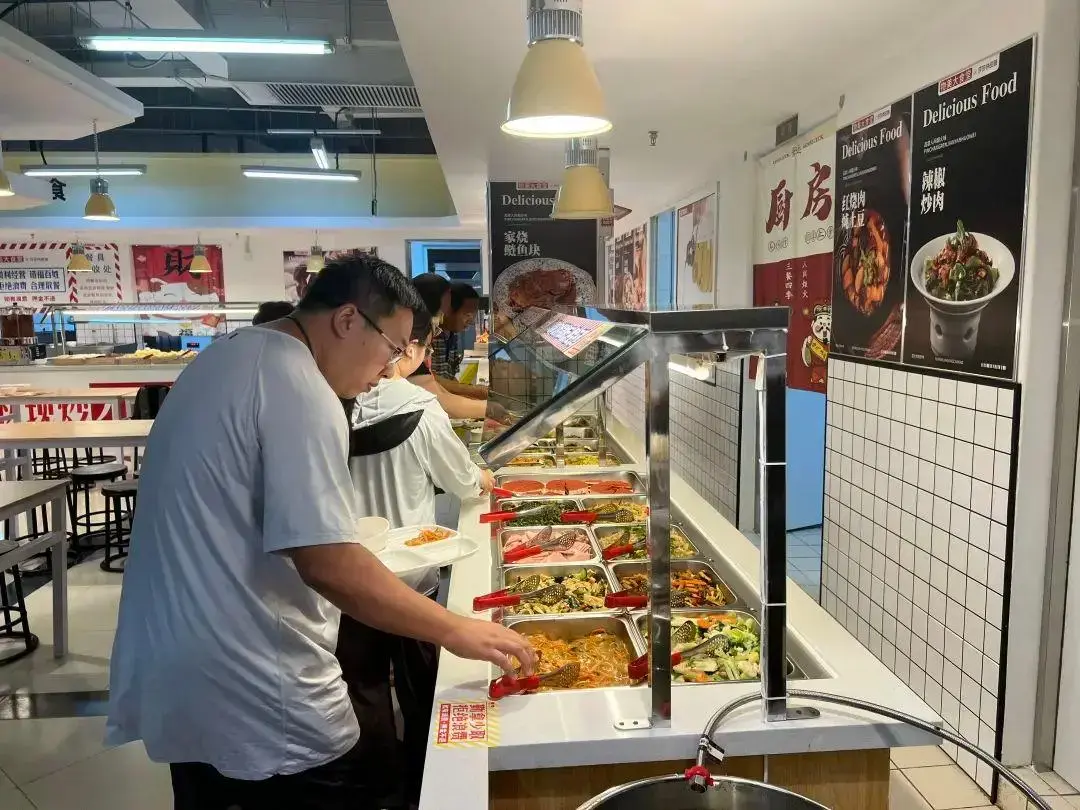 7月15日,北京市通州区半壁店大街上的物美超市(通州龙湖店)食堂开业