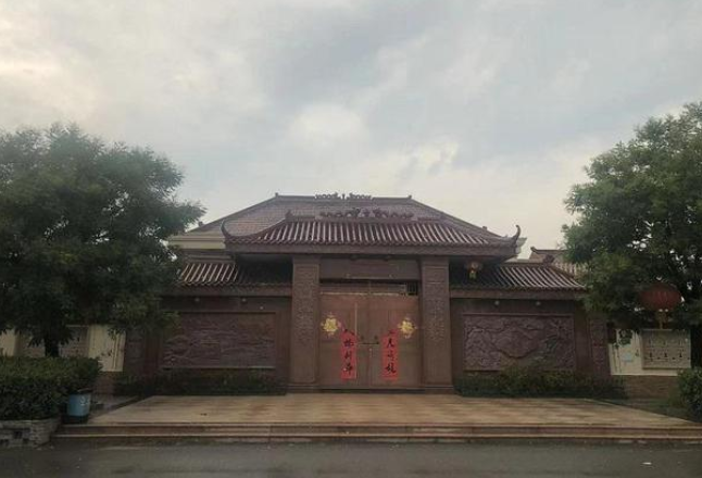 "消失"的刘强东:套现640亿离场,老家祖宅深夜被泼油漆