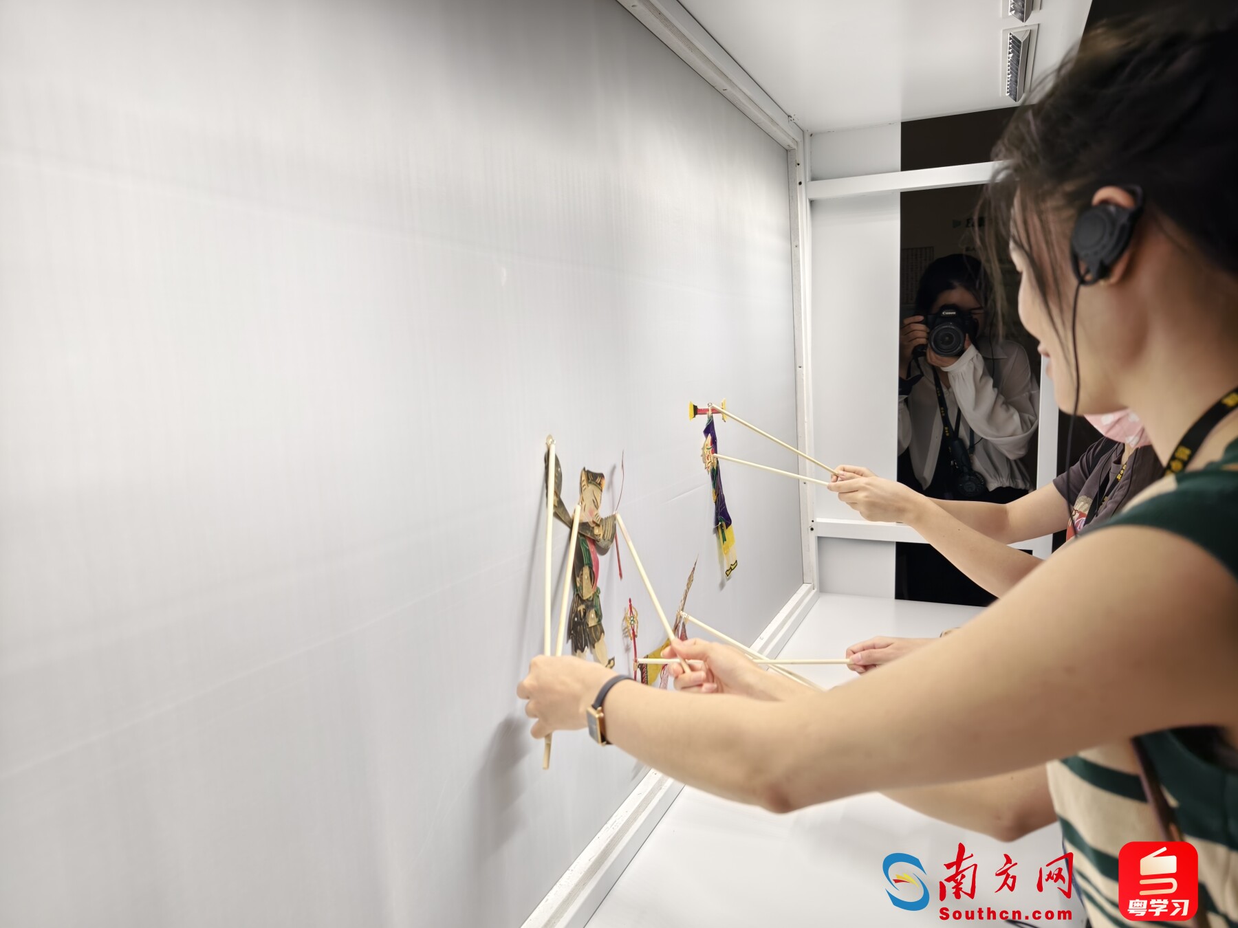 既有传统皮影戏剧目选段点播,也有现代科技创新制作的皮影动画片,还