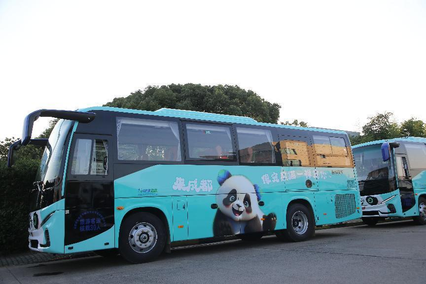 熊猫巴士来了!苏州金龙新v系助成都飞翔车队打造国宝级旅运ip