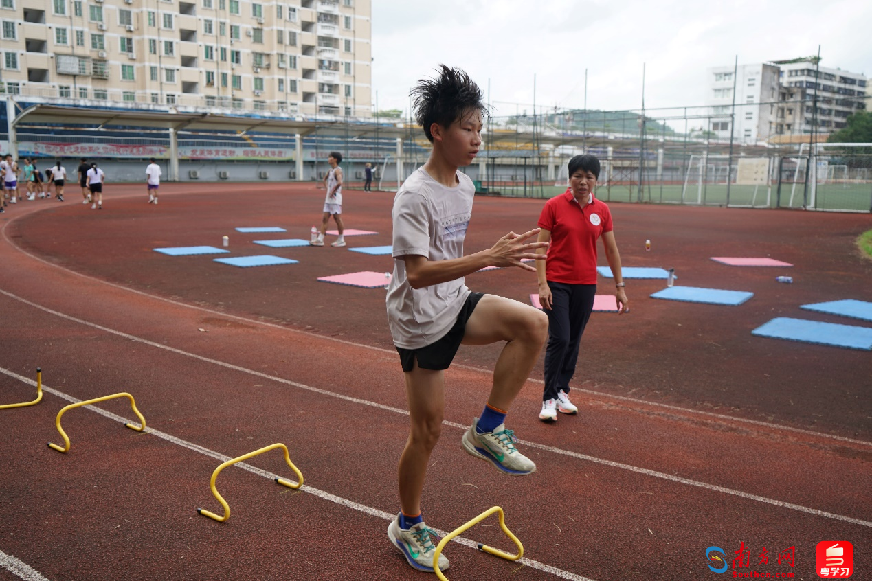 杨金花指导学生训练