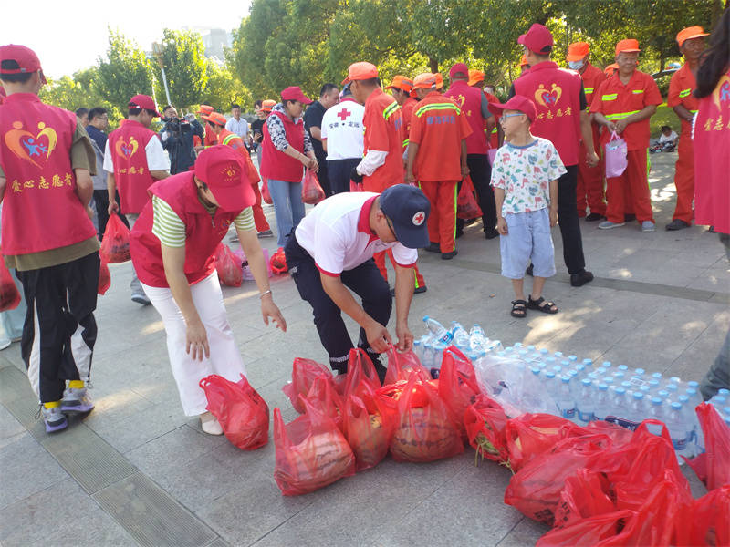 关爱环卫工人——定远爱心志愿者协会等联合开展夏日送清凉公益慰问