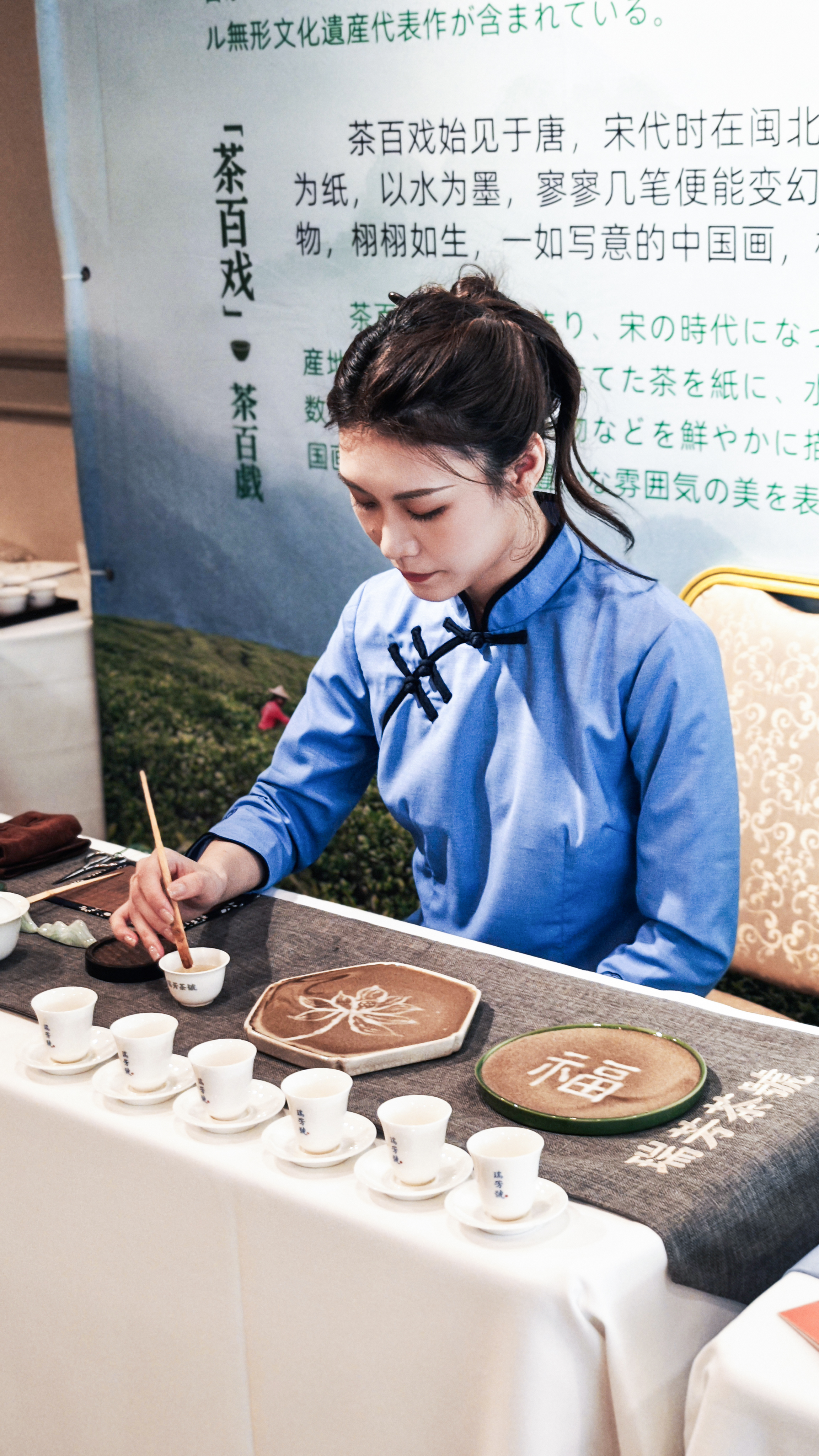 瑞芳茶艺师精湛的茶艺表演,吸引多家媒体关注,纷纷将镜头聚焦瑞芳"