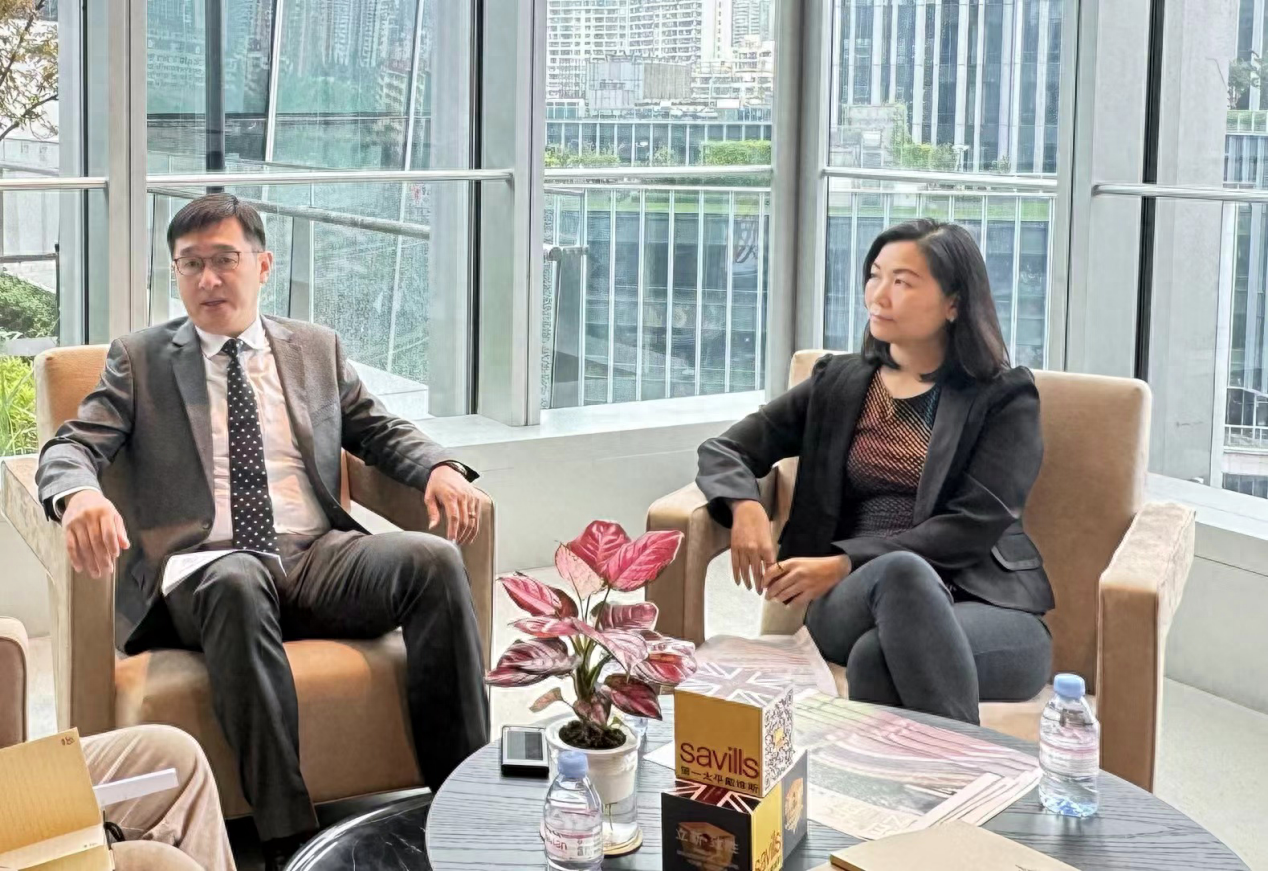 上海实森置业有限公司董事长欧阳理良(左)与第一太平戴维斯商业地产