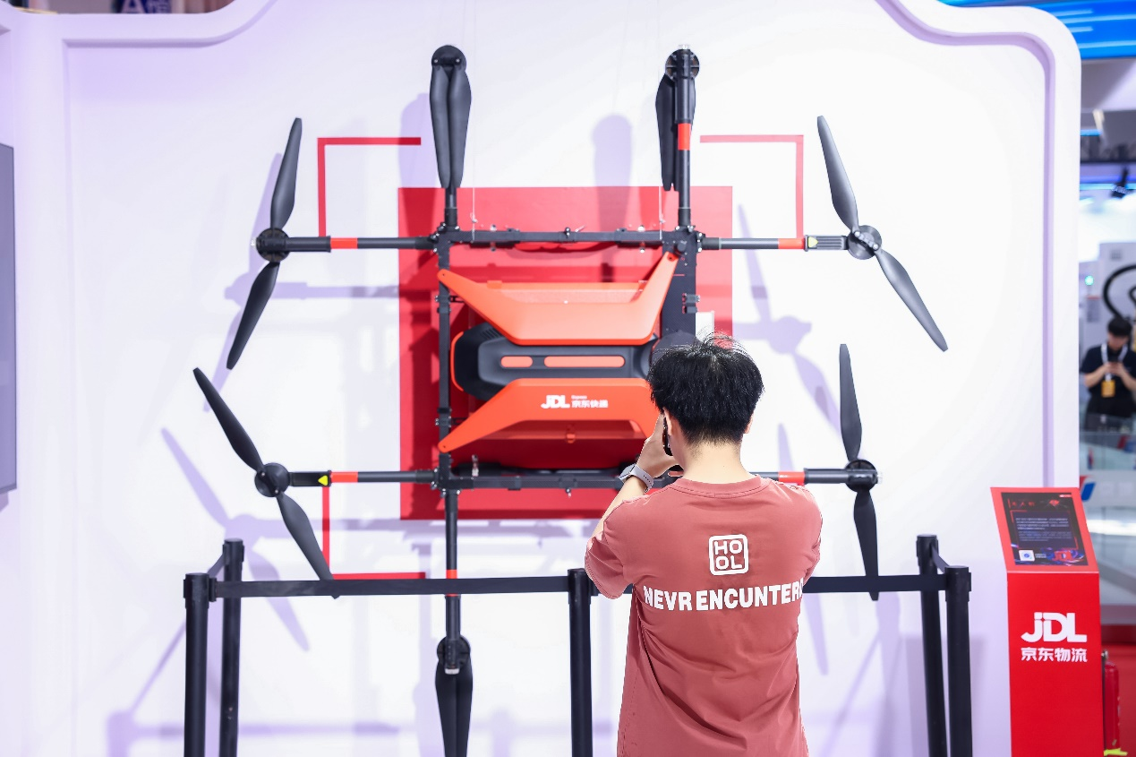 京东物流亮相2024世界机器人大会,宣布第六代无人车将搭载"大模型"