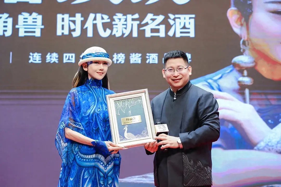 随着平台化战略的发布,新产品的亮相,品牌代言人杨丽萍正式官宣,"肆玖