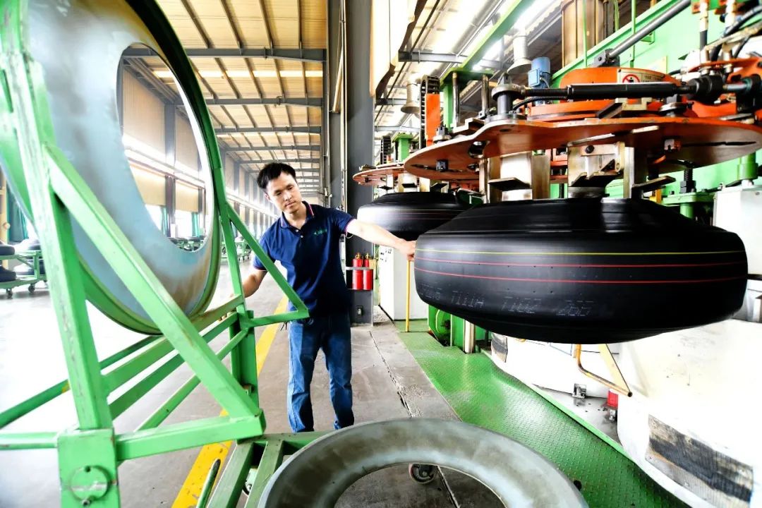轮胎车间内,工人忙着生产