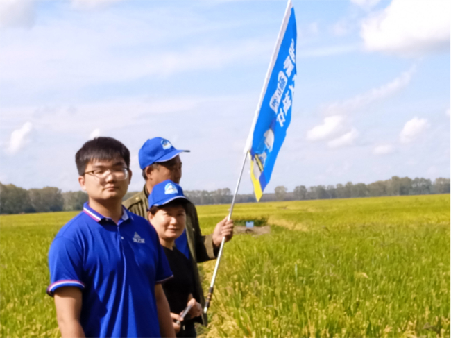 （城市经理郭政昊（左一）在田间地头指导客户农技知识）