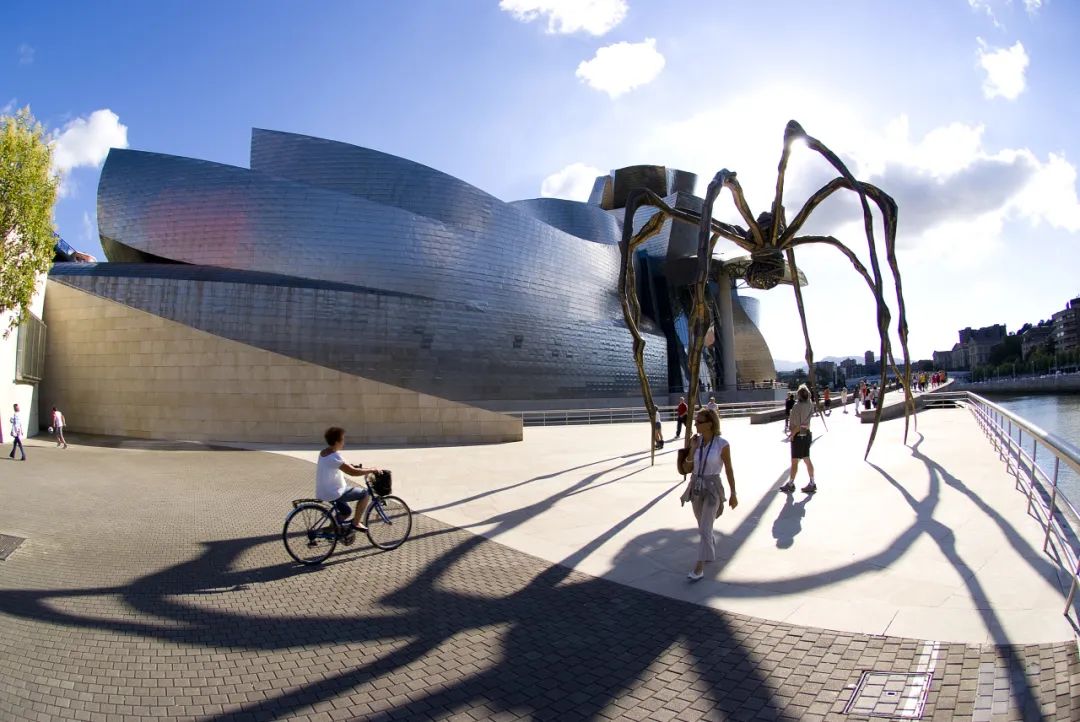 毕尔巴鄂古根海姆博物馆建筑师弗兰克·盖里不仅为毕尔巴鄂打造了古根海