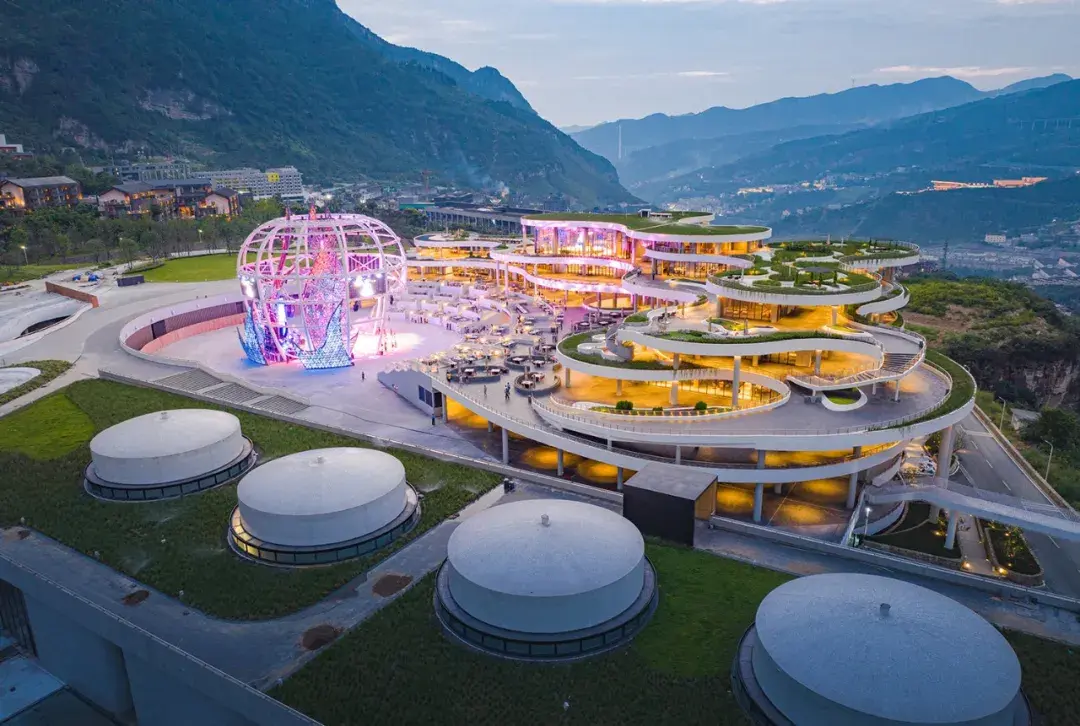 有每天可同时接待800位宾客的一流酒店与休闲度假设施和服务,有洞仙别