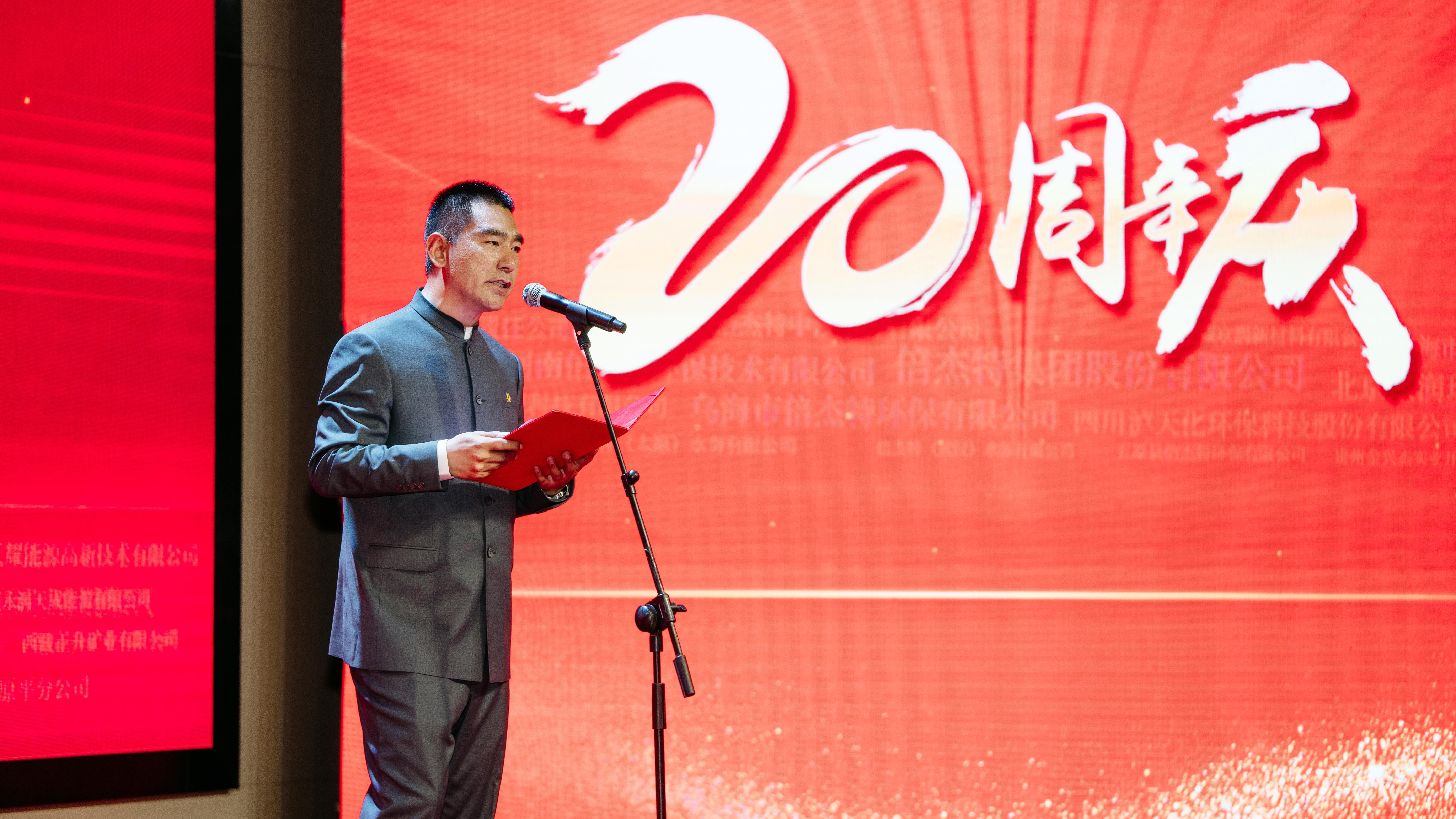 让在场的每一个人都仿佛置身于广袤无垠的大草原,感受到了马群奔腾时