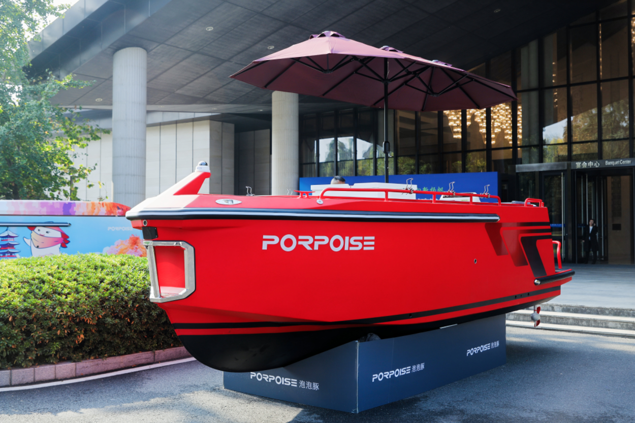 东湖风景区投放50艘泡泡豚智能电动游艇游客可搭乘水上帐篷赏湖光山色