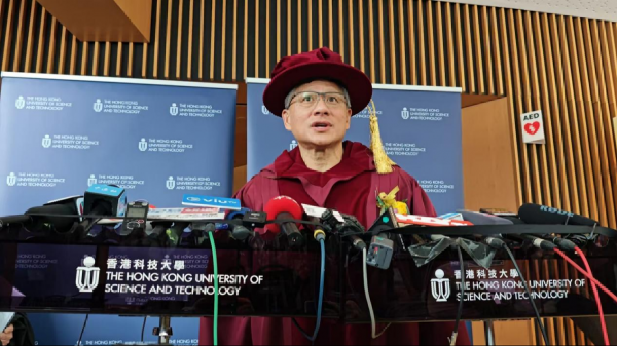 英伟达黄仁勋获港科大荣誉博士  称ai正在革新科学且机器人时代即将到