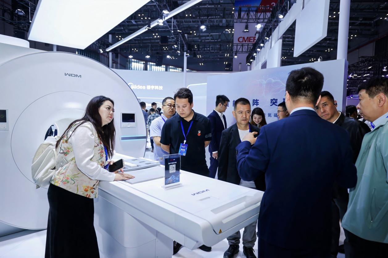 万东医疗四大创新产品矩阵齐聚CMEF,AI影像风暴席卷全场!_财富号_东方财富网