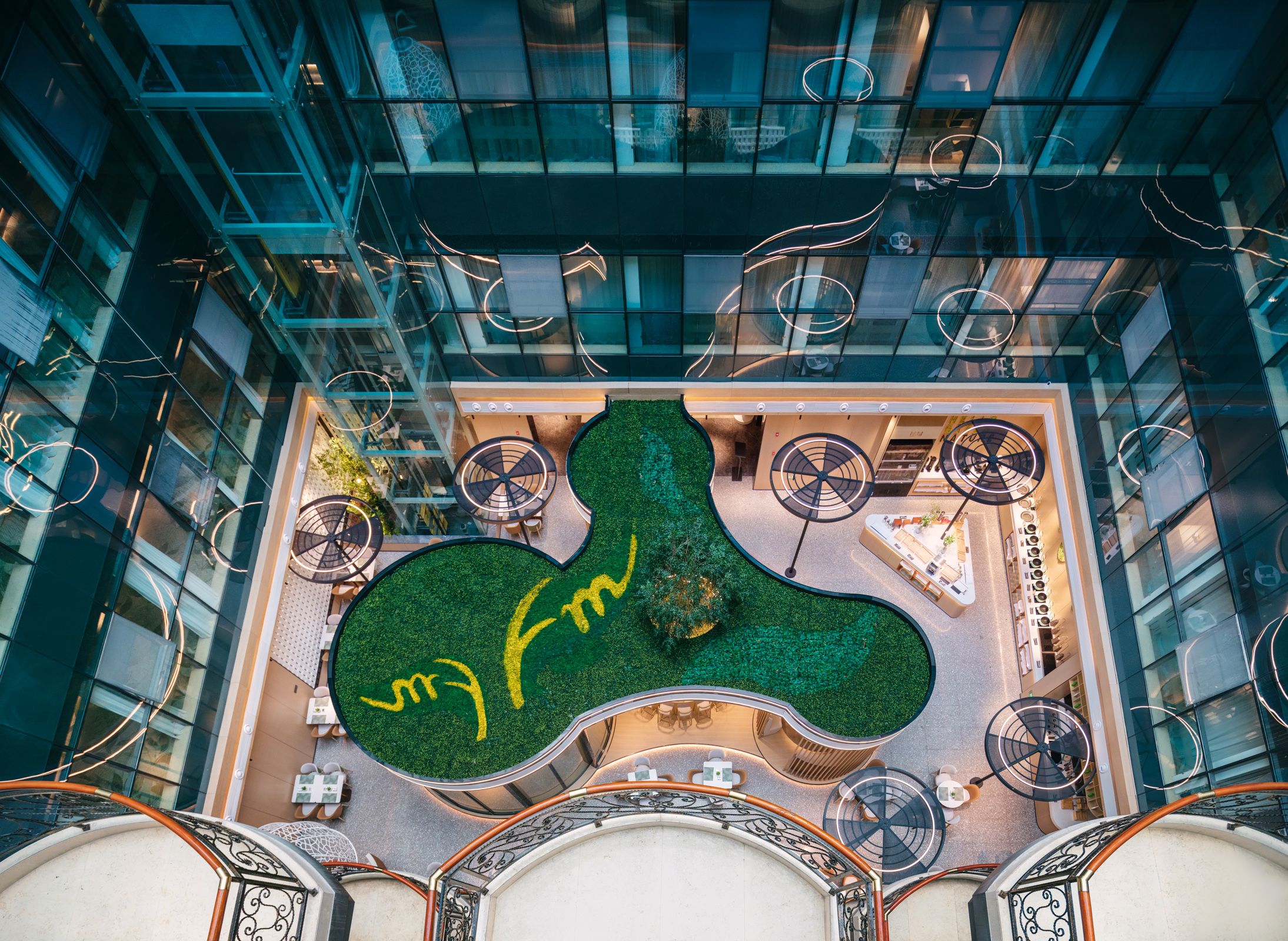 图源:扉缦酒店酒店公区设计打破传统酒店空间的单一属性,将会议洽谈