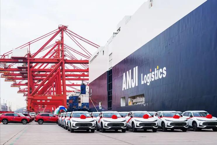 巨轮启航，联通世界，全球最大汽车滚装船从烟台港发往欧洲，开启海运力新篇章