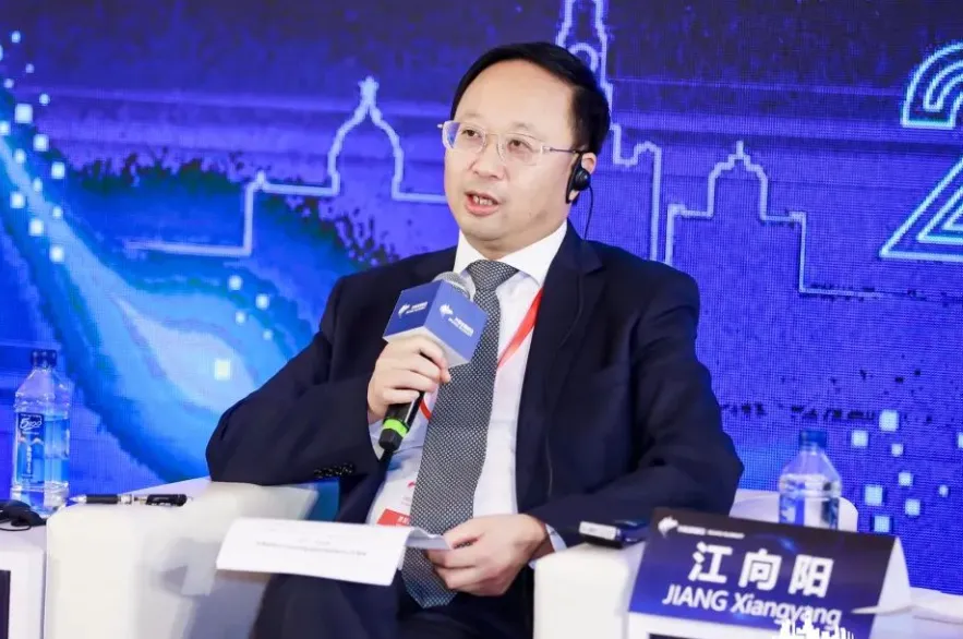 公开资料显示，江向阳南开大学国际金融博士，清华大学金融媒体emba。1986-1