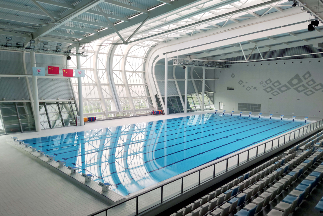 据悉,该游泳馆的全套先进的泳池水处理设备由