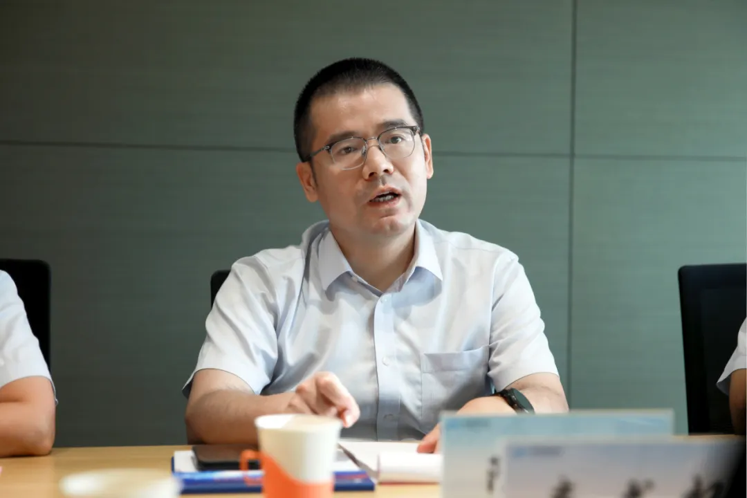 晋钢控股集团副总经理陈友陪同考察并举行座谈