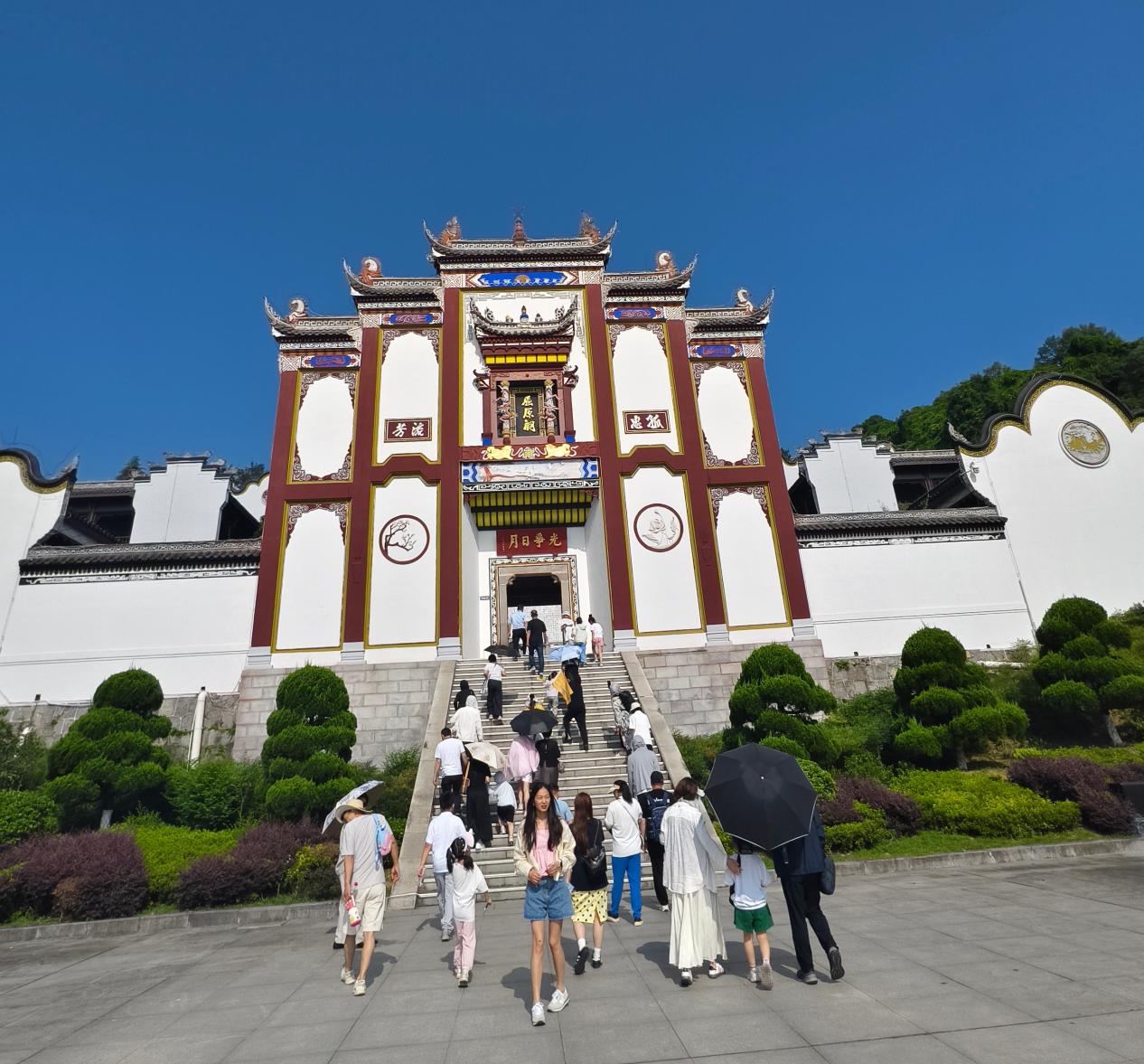 湖北省汽车后市场企业联合会党支部赴秭归县屈原镇,新滩中学开展公益