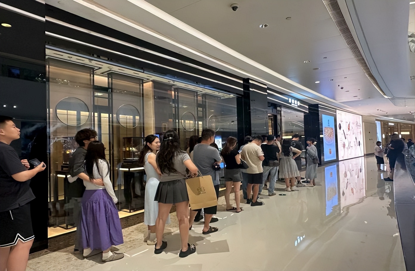 提价撑不起老铺黄金的“奢华梦”