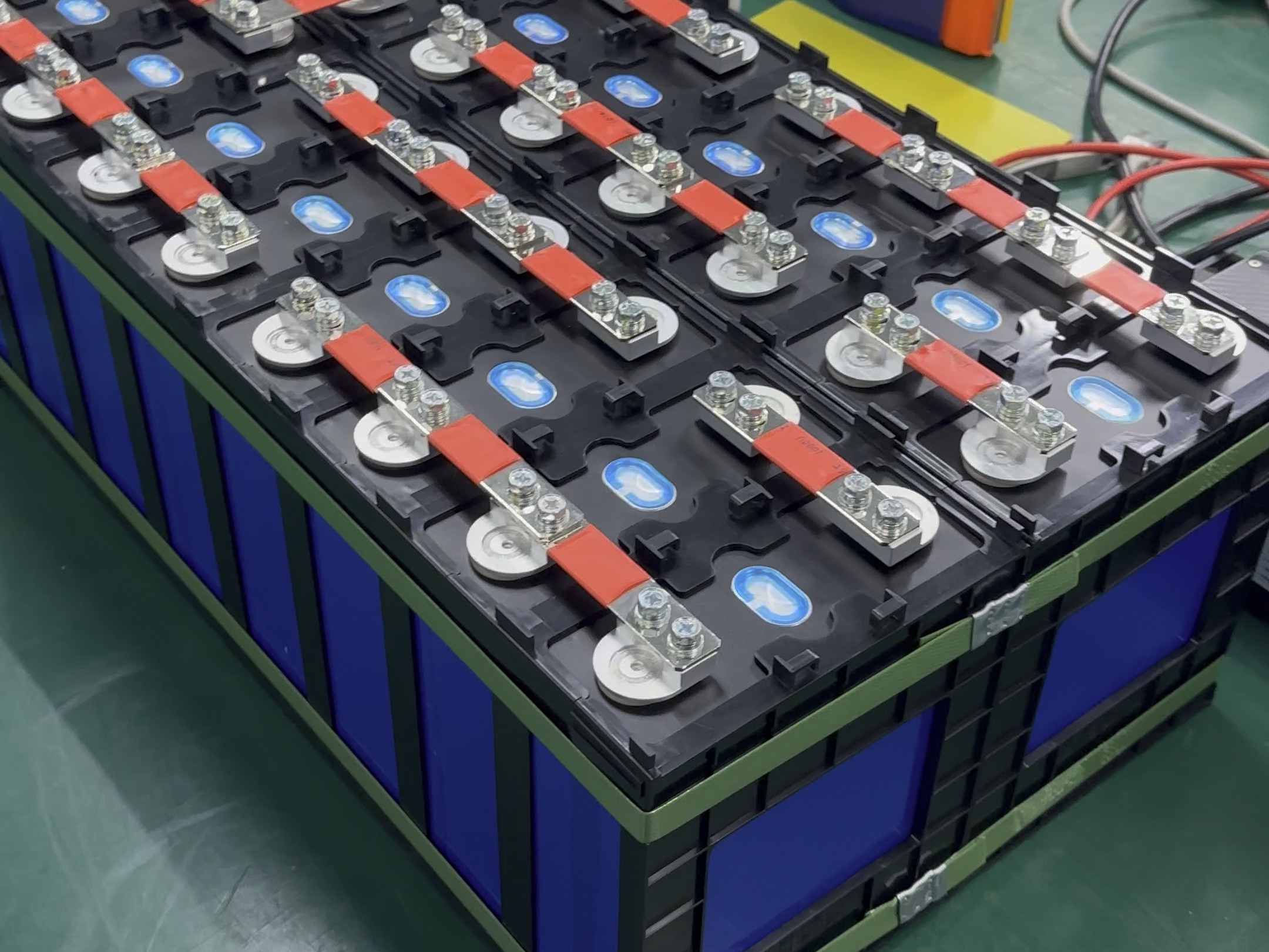 动力锂电池作为新能源汽车的"心脏",其安全高效运输对产业链供应链