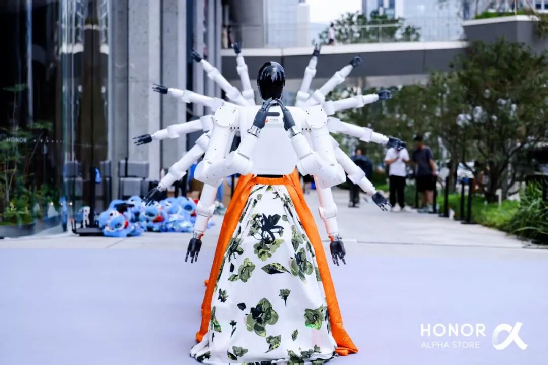 破次元!领益智造机器人上演千手观音,七轴双臂跳出科技版“东方美学”_财富号_东方财富网