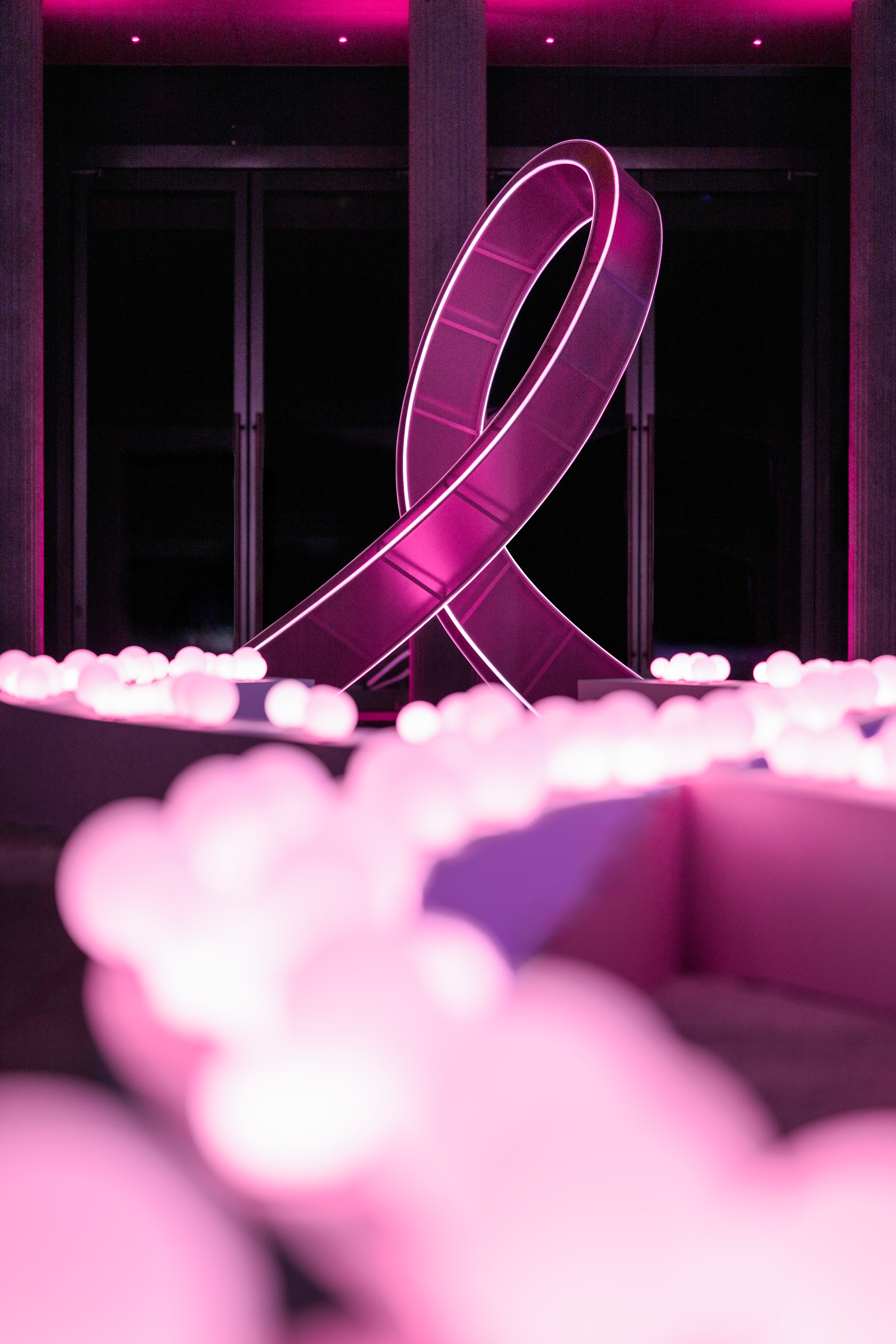 雅诗兰黛集团粉红长跑22年,当"丝带"成为星河